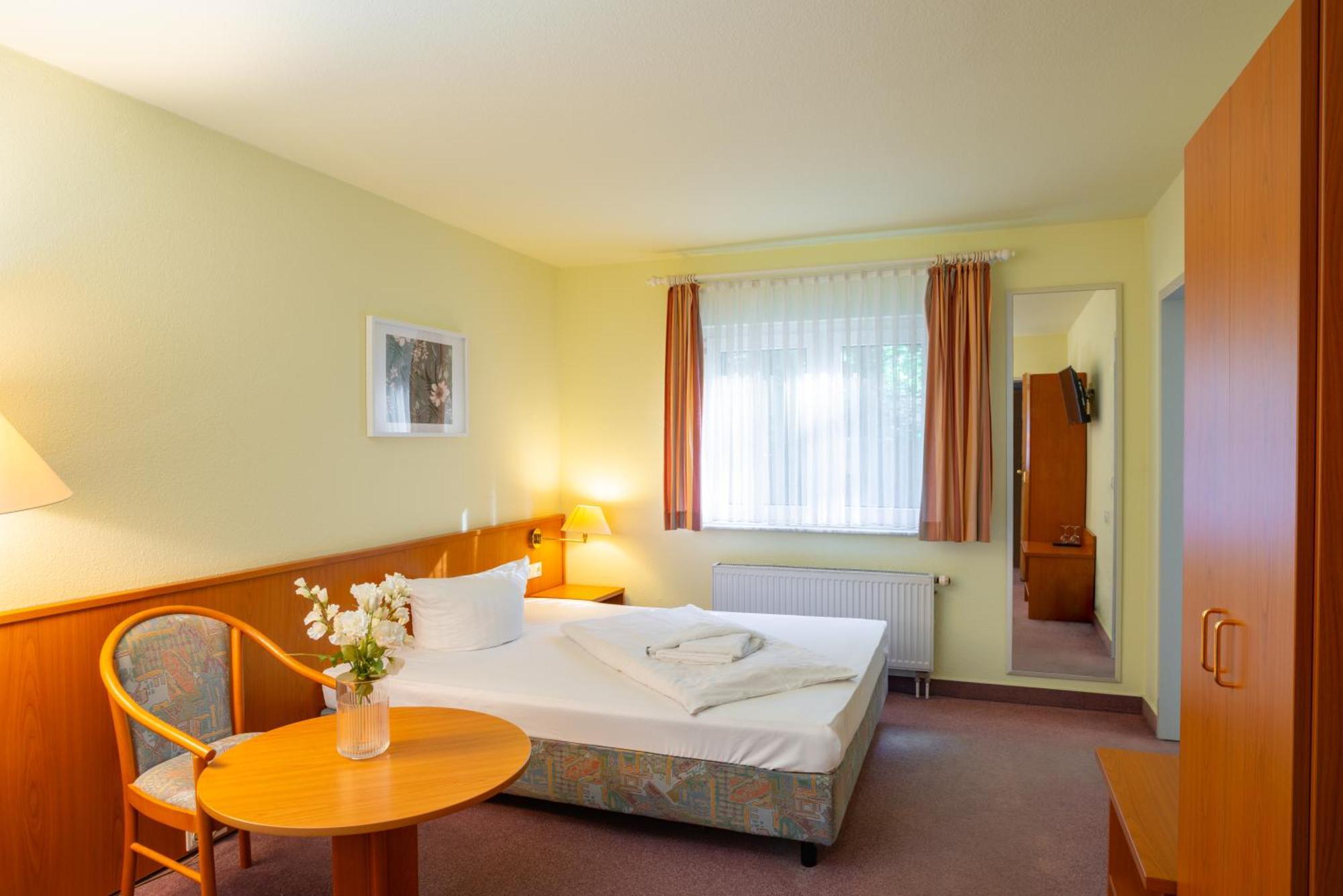 Waldhotel Schoeneiche -Self Check-In- Exterior photo